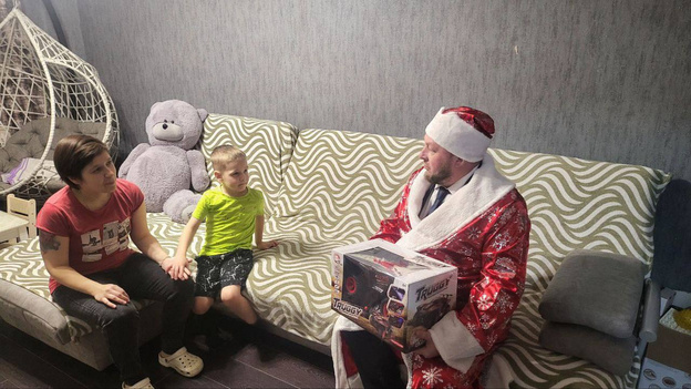    Глава администрации Кирова поздравил детей с Новым годом