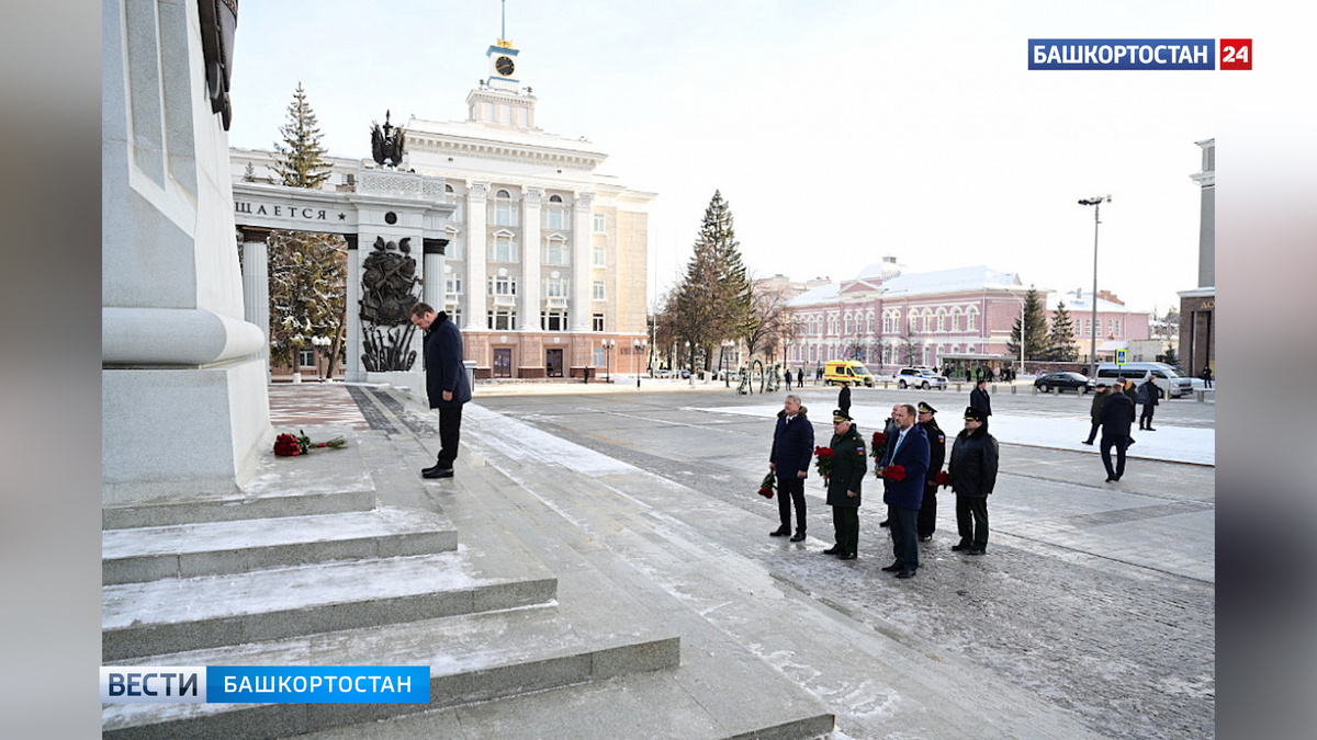    Дмитрий Медведев возложил цветы к памятнику Герою России, генерал-майору Минигали Шаймуратову в Уфе