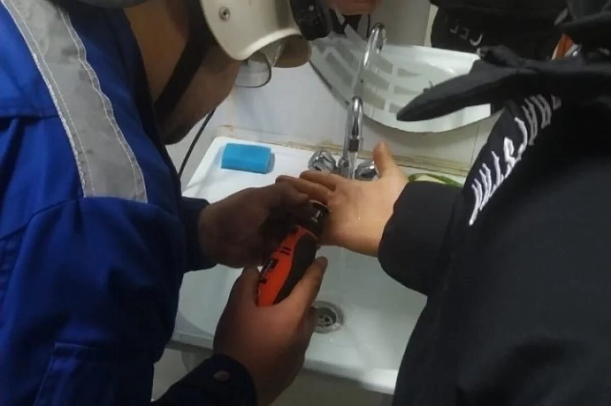    16-летнему оренбуржцу пришлось звать спасателей, чтобы избавиться от кольца