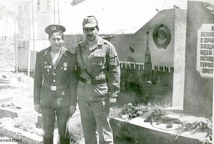 Григорий Быков комбат - 334 ООСПН. (справа). Асадабад.