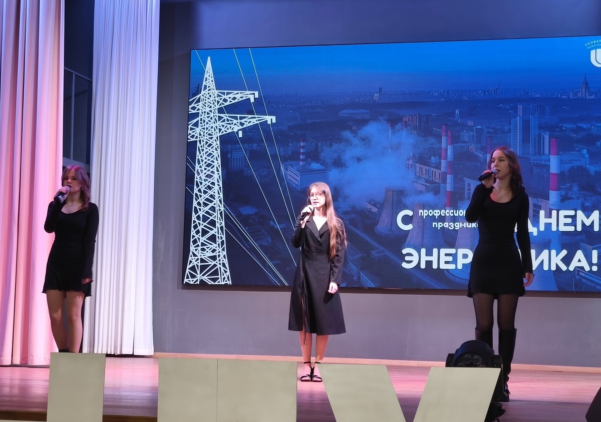 Звучат молодые голоса.