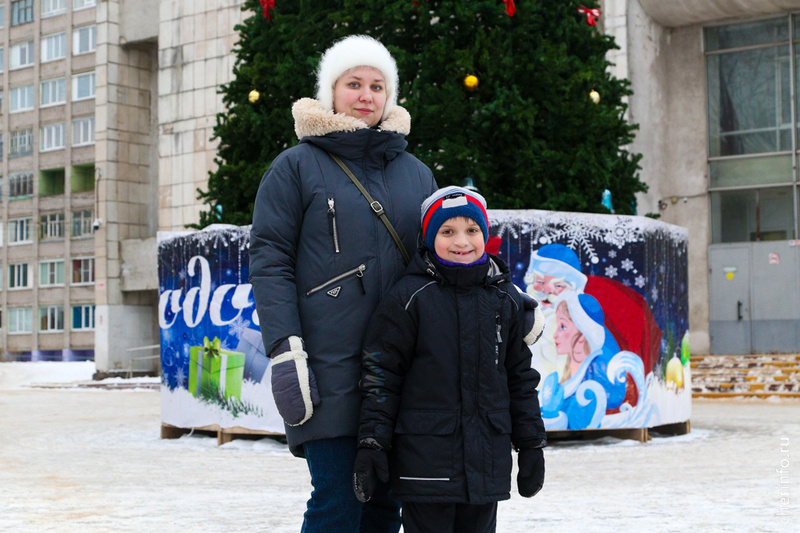    Сотрудники информагентства "Череповец" подарили семилетнему Фёдору Брайнину набор для творчества и рисования. Мальчик загадал такой подарок на Новый год.