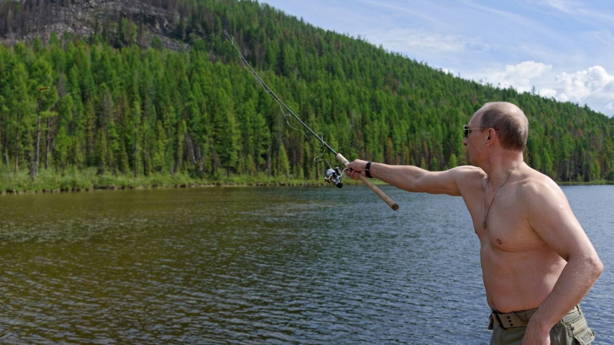    epa03802292 A photo made available on 26 July 2013 shows Russian President Vladimir Putin fishing at the Tokpak-Khol lake in the Tyva Republic, Southern Siberia, Russia, 20 July 2013. According to reports, Vladimir Putin caught a pike weighing over 21 kg. EPA/ALEXEY NIKOLSKY / RIA NOVOSTI / KREMLIN POOL MANDATORY CREDIT +++(c) dpa - Bildfunk+++ Leningrad