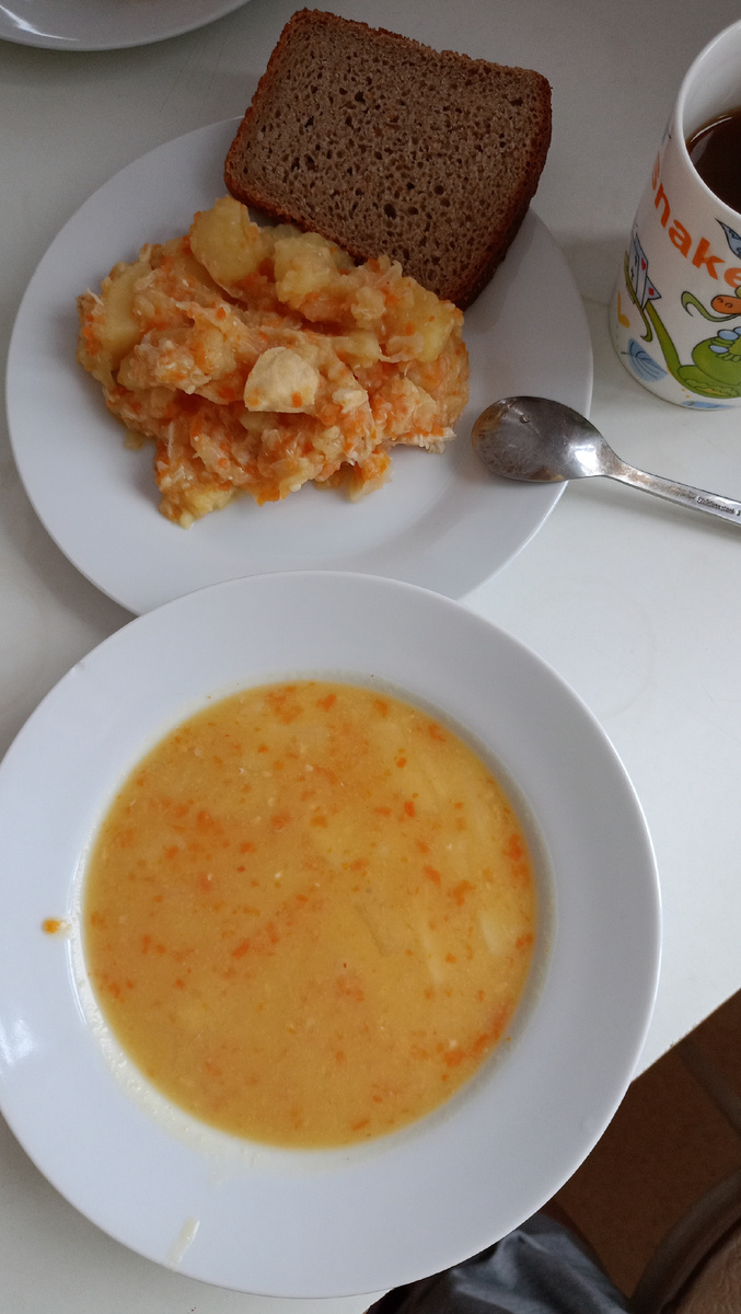 Суп-пюре гороховый и картофель тушëный с курой. Ну и компот. Похлебала супчика и куриные кусочки выковырять смогла из второго. Хоть я уже иногда ем картошку, но не такую. Компот попробовала. Вспомнила детсад. Вообще для больницы нормально, думаю, кормят. Я не гурман. Да и есть особо не хотелось