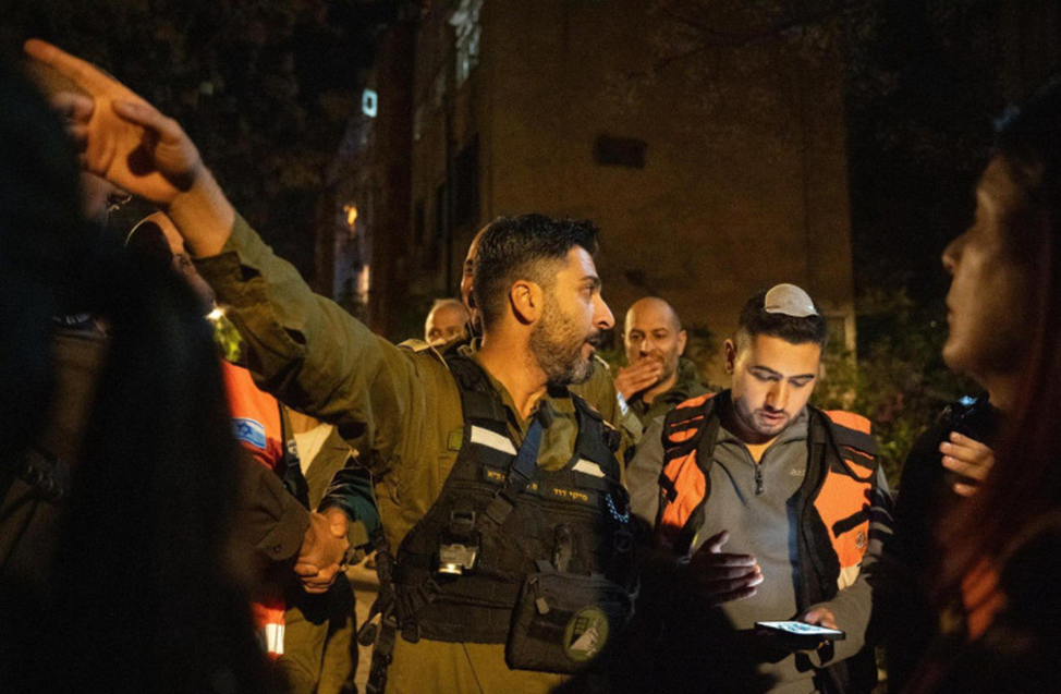 Сотрудники Командования тыла Израиля на месте падения ракеты