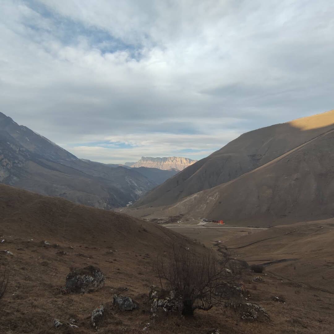 Видите внизу оранжевую крышу? Этот дом мы и строили