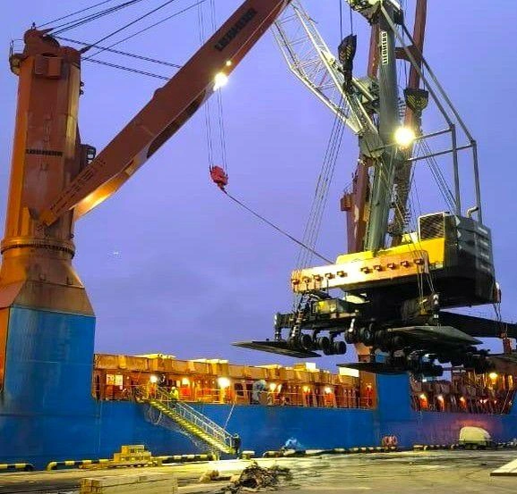 погрузка кранов Liebherr на борт  судна