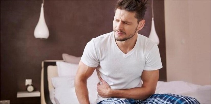 При сбоях в работе желчного пузыря боль также локализуется справа