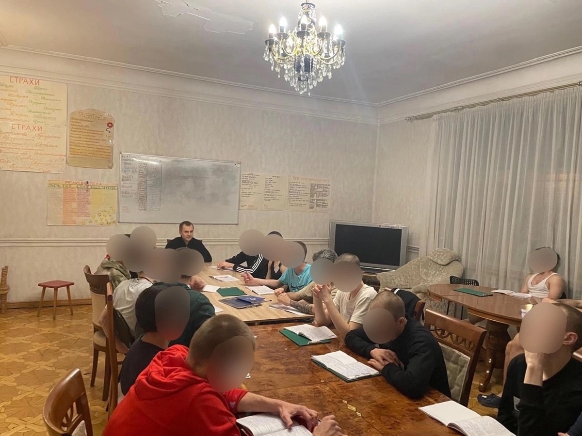 В реабилитационном центре «Верный шаг» в Краснодаре клиенты зачитали домашнее задание на тему «Работа с гневом» и получили обратную связь от специалиста.