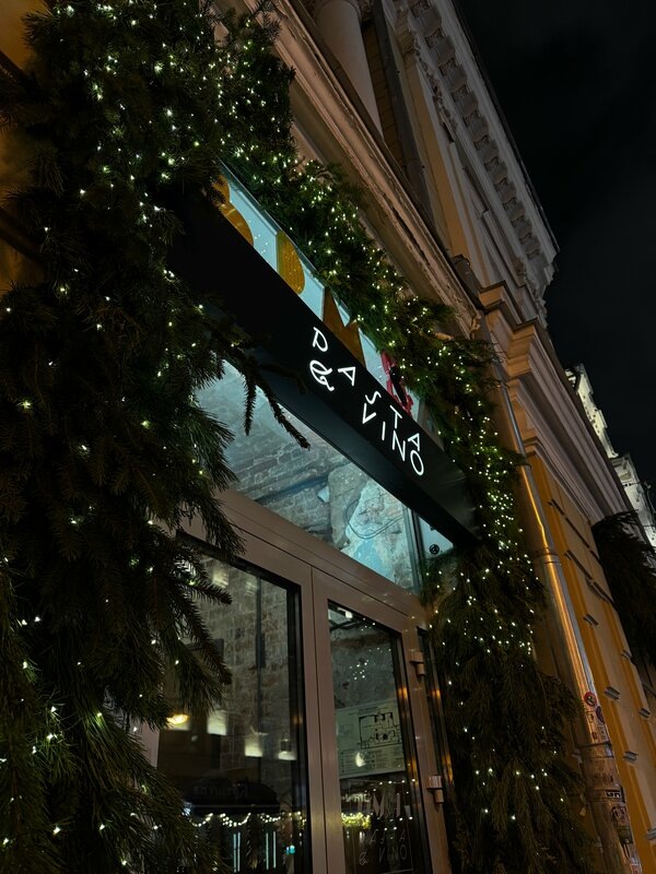 Вход в ресторан. Источник: https://bimba.clients.site