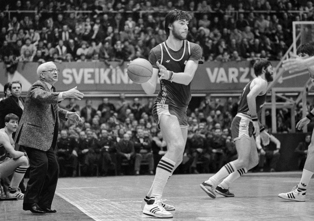 Звезда Арвидаса Сабониса зажглась в начале 1980-х, в суперфиналах чемпионатов СССР между ЦСКА и «Жальгирисом»