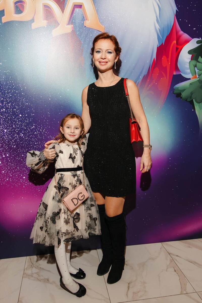    Елена Захарова с дочкой Майей предоставлено Пресс-службой