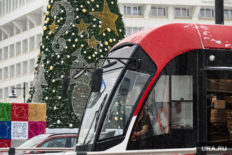 Пассажирам трамваев раздают новогодние открытки
Фото: Руслан Яроцкий © URA.RU