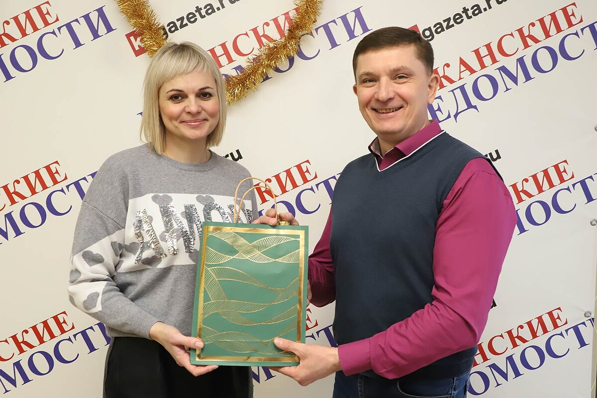 Сергей ЦЫНДРЕНКО вручает награду Юлии АЧКАСОВОЙ. Фото Александра ВАСИЛЬЕВА.