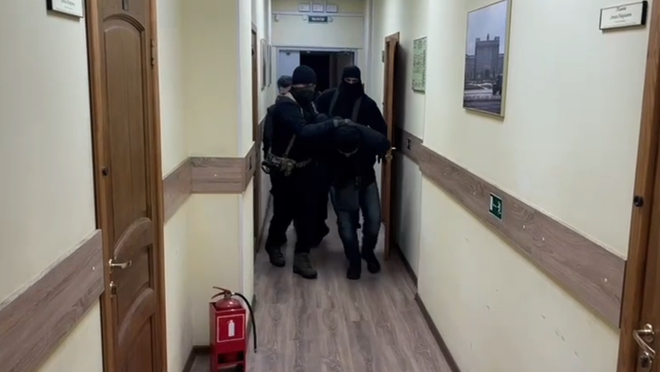    Сотрудники СК ведут на допрос экс-полковника милиции Михаила Смирнова (на первом плане), 2024 год. Снимок с видео, максимально возможное качество. Автор фото: Пресс-служба ГСУ СК РФ по Петербургу