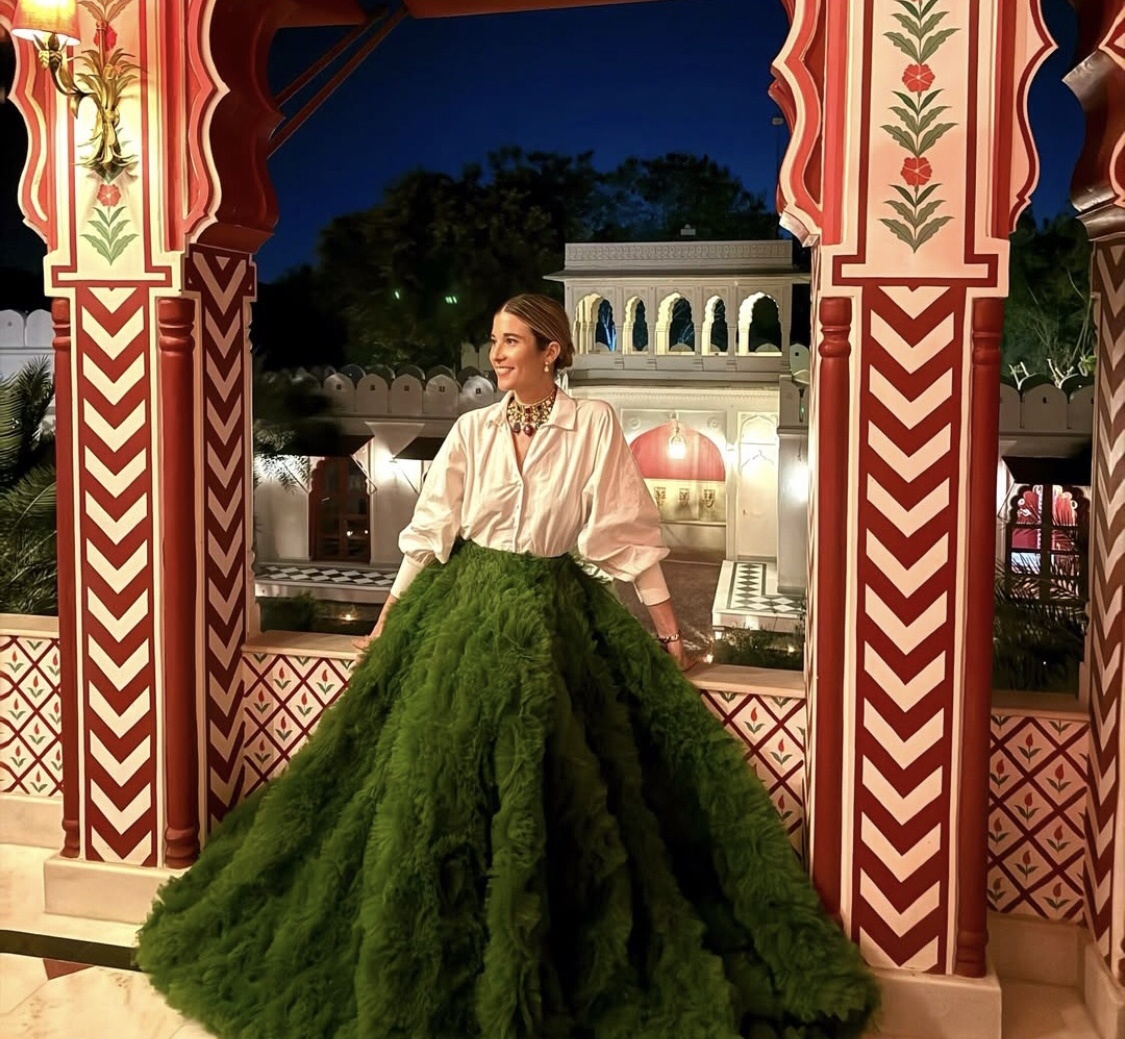 Инес де Коммингс в комплекте Natan couture во Дворце драгоценностей Джайпура