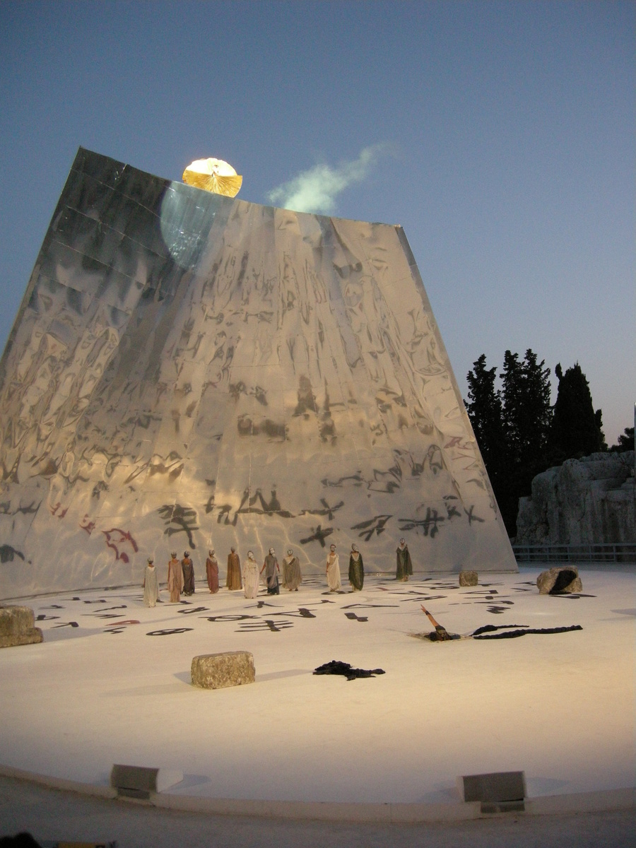 Деус екс машина - спусковой механизм разрешения конфликта в греческих трагедиях. В древней и средневековой ирландской литературе есть свои инструменты, чтобы закрутить гайки сюжета.