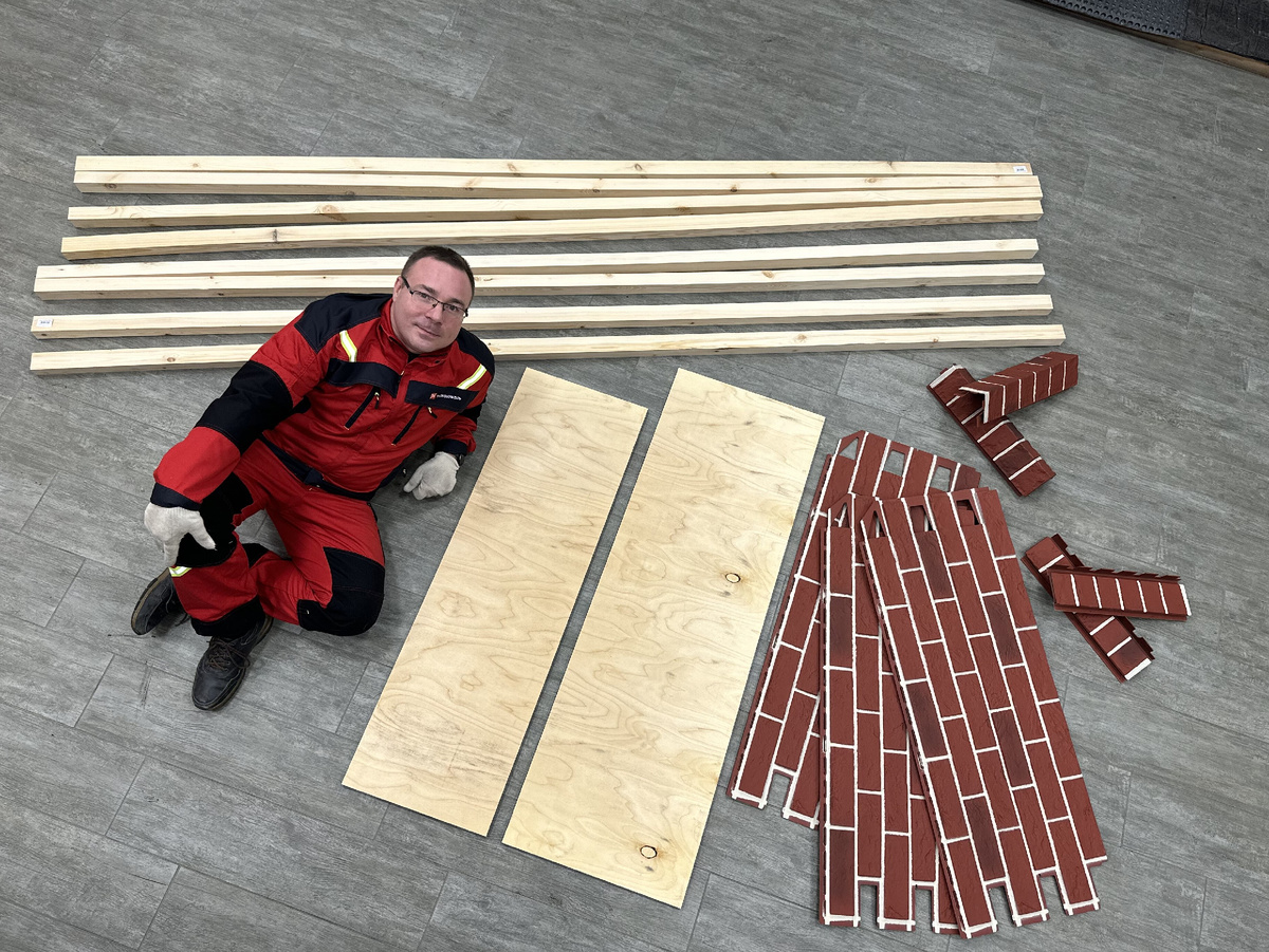 Помощник деда мороза и строительные материалы