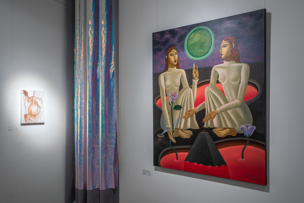    Экспозиция выставки «Символ матери(и)»