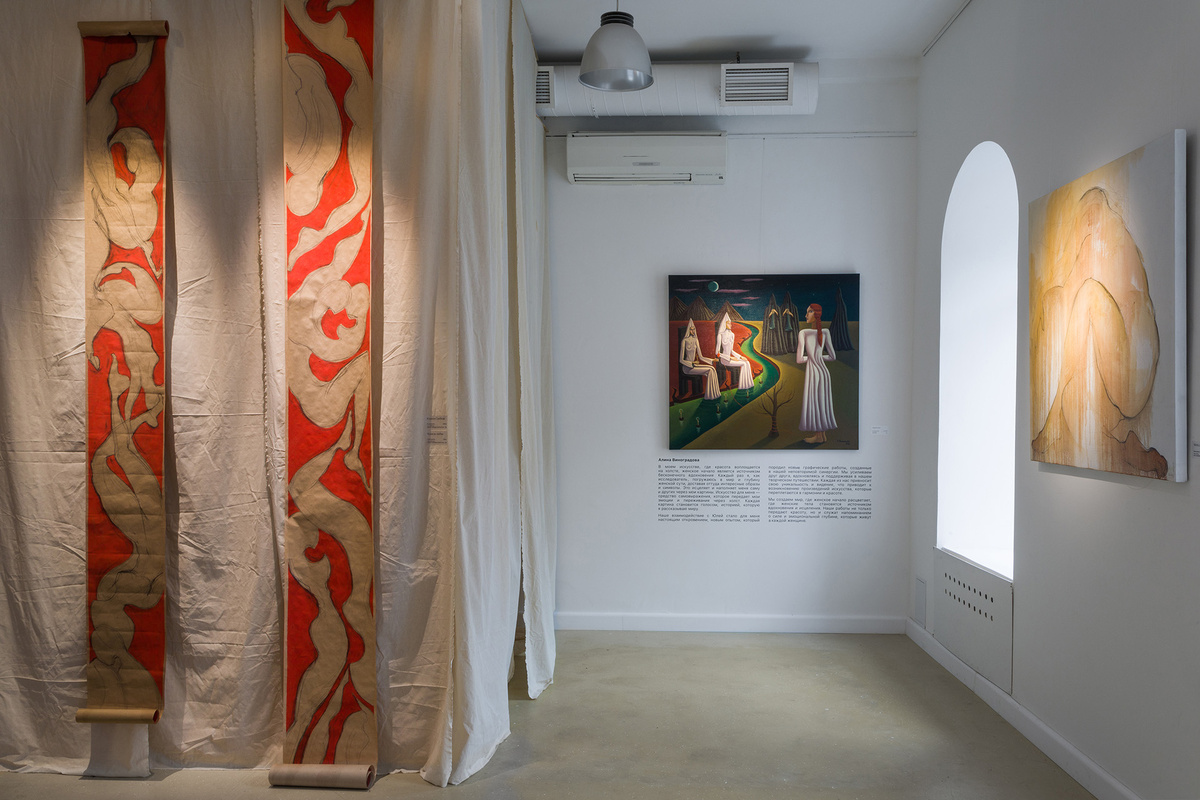    Экспозиция выставки «Символ матери(и)»