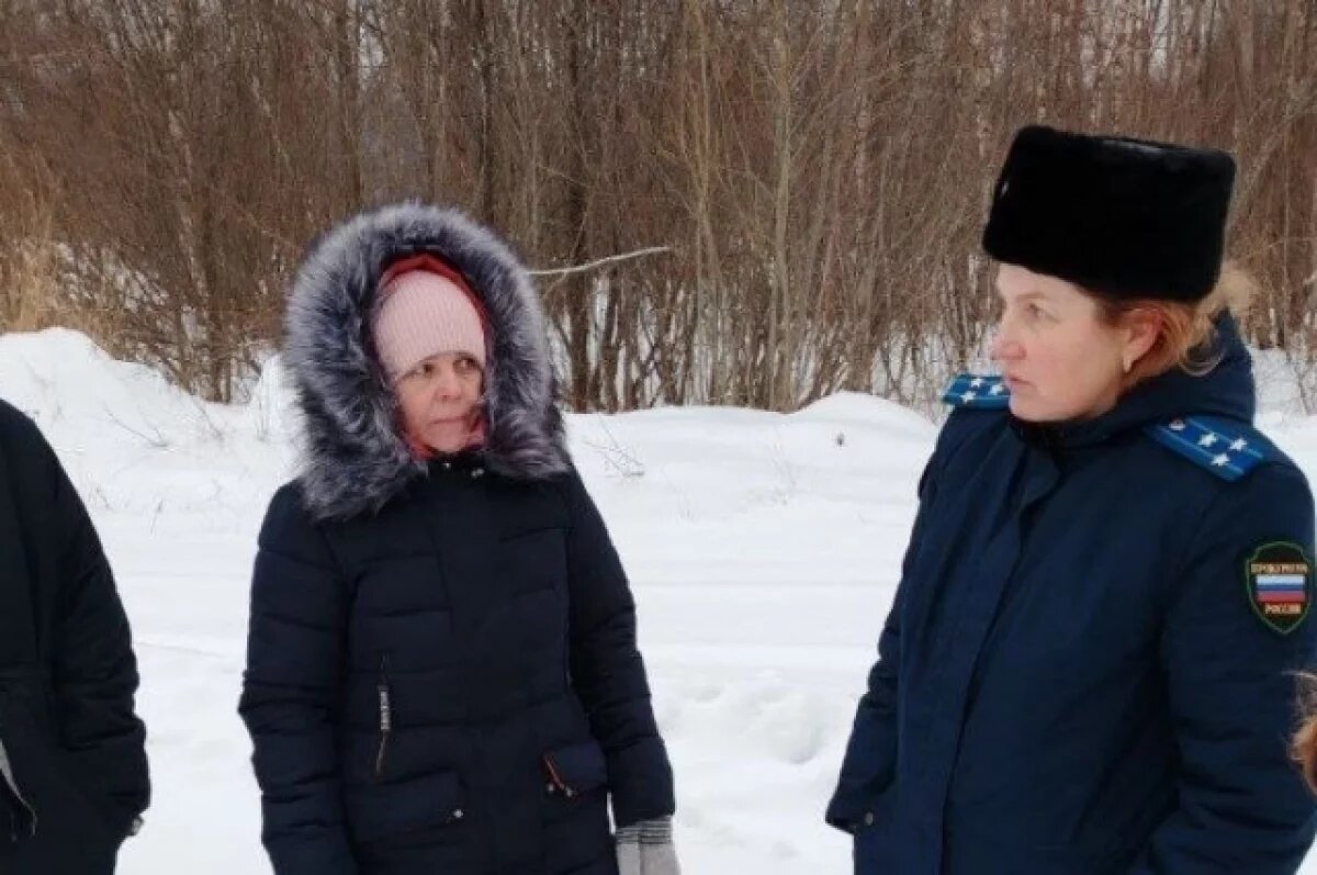    В ярославскую деревню, где нет магазинов, привезли воду и продукты