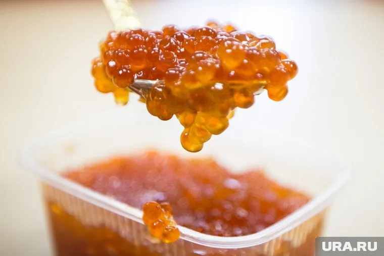 Неизвестные подходят к посетителям гипермаркетов и просят, чтобы их угостили красной икрой
Фото: Владимир Жабриков © URA.RU