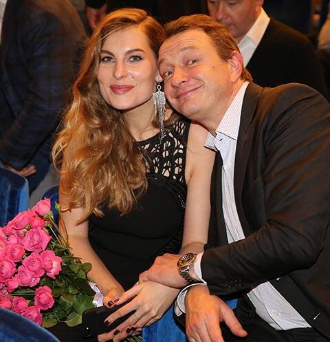 Прильнул как