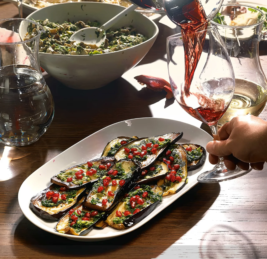 Фото и рецепт: https://eda.ru/recepty/zakuski/baklazhani-zharenie-s-granatom-i-zelenju-19323