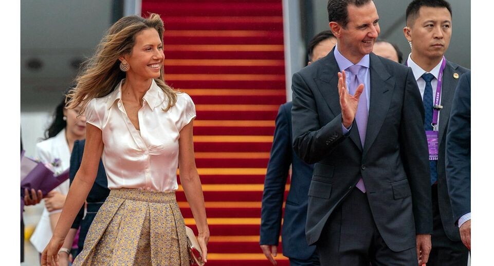    Президент Сирии Башар Асад и первая леди Асма Асад в аэропорту Пекина, 21 сентября 2023 года. Syrian Presidency / Global Look Press