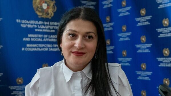 Советник, координирующий отдельные функции структурных подразделений Министерструда и Гаяне Карагезян © Sputnik Армения