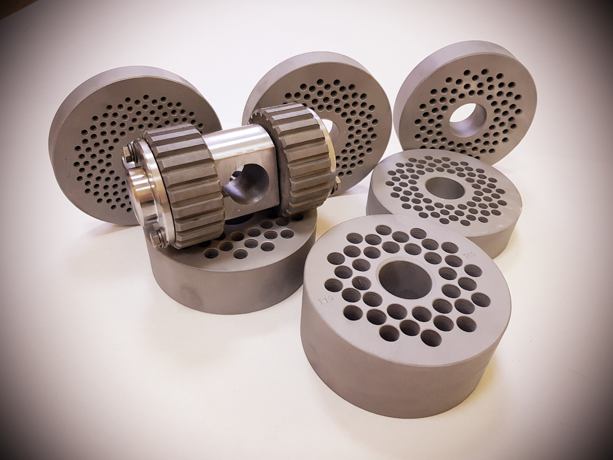 На фото: матрицы и вальцы гранулятора