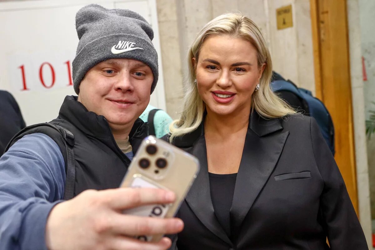    Певица Семенович посетила пункт отбора на военную службу по контракту