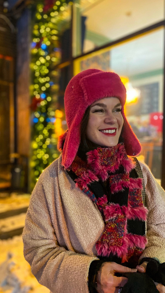 автор в новой шапке, которую купила за деньги, но не в деньгах счастье