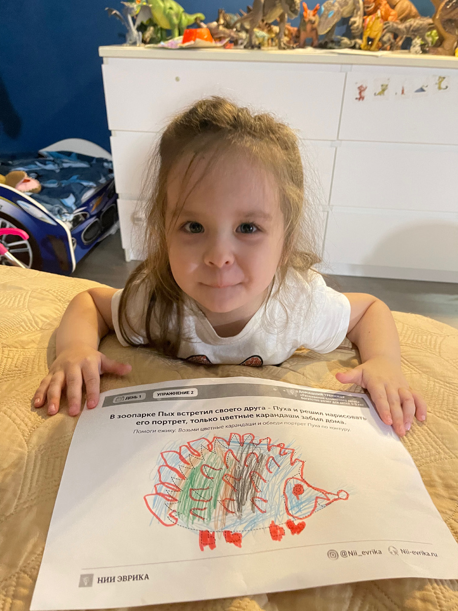 Демонстрирует выполненное задание 