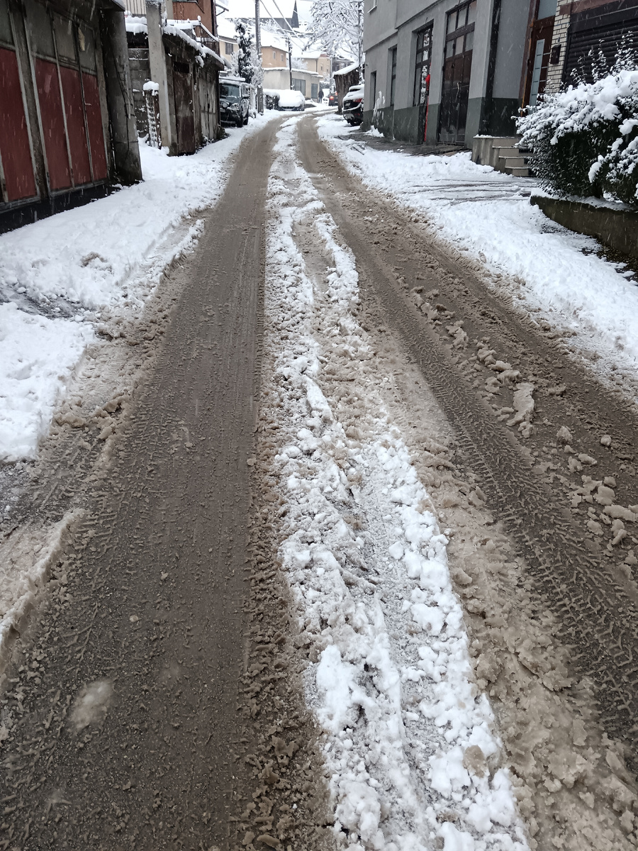 По такой дороги приходится ходить весь день, тратурары заняты машинами. 😱