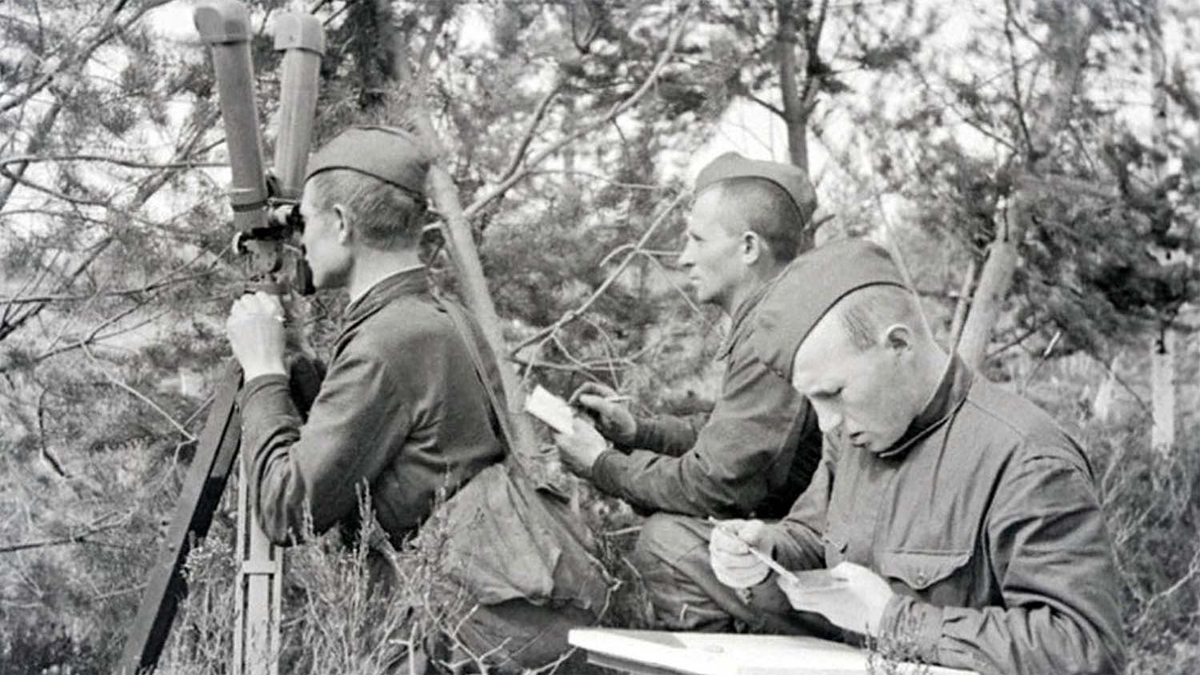 Советские артиллерийские наблюдатели, фотография приведена для иллюстрации