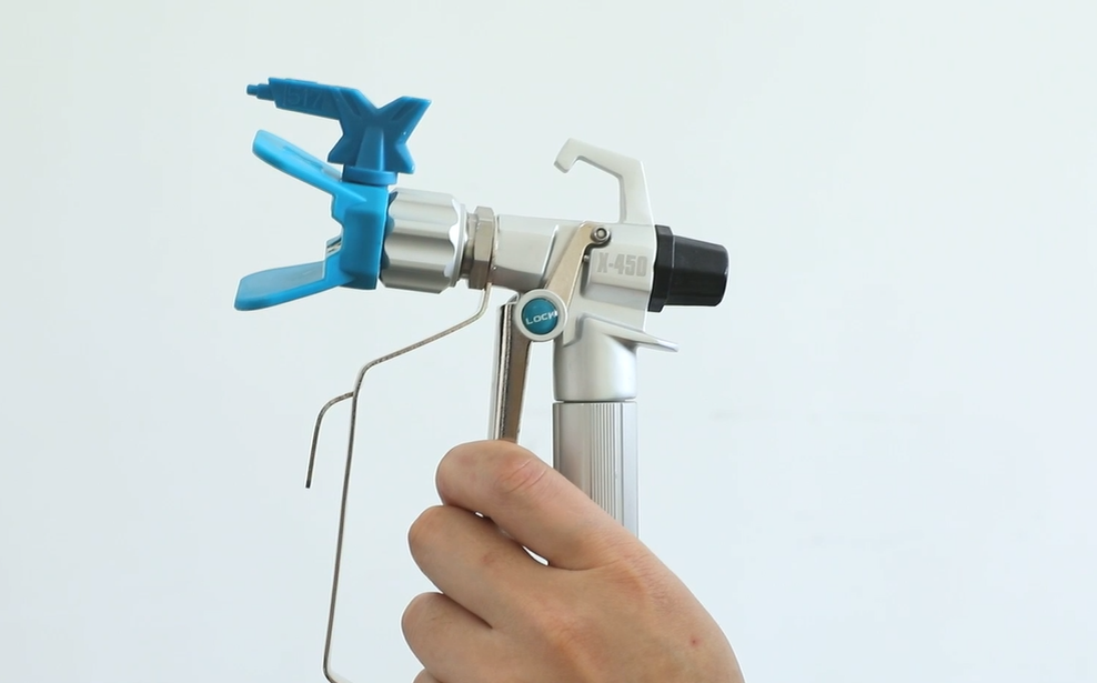 Краскораспылитель с соплом и соплодержателем.