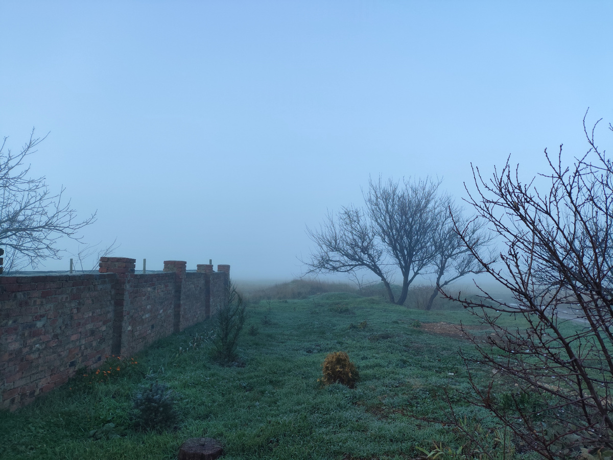 За забором мир заканчивается