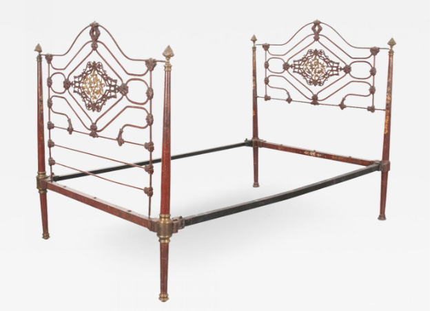 Винтажная кровать без матраса из железа с латунными вставками, Франция 19 век