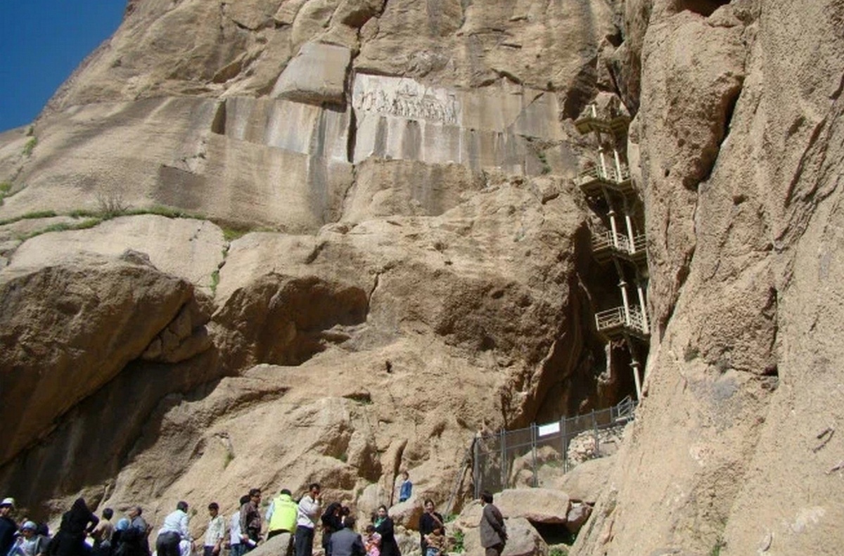 Скала Бехистун в Иране