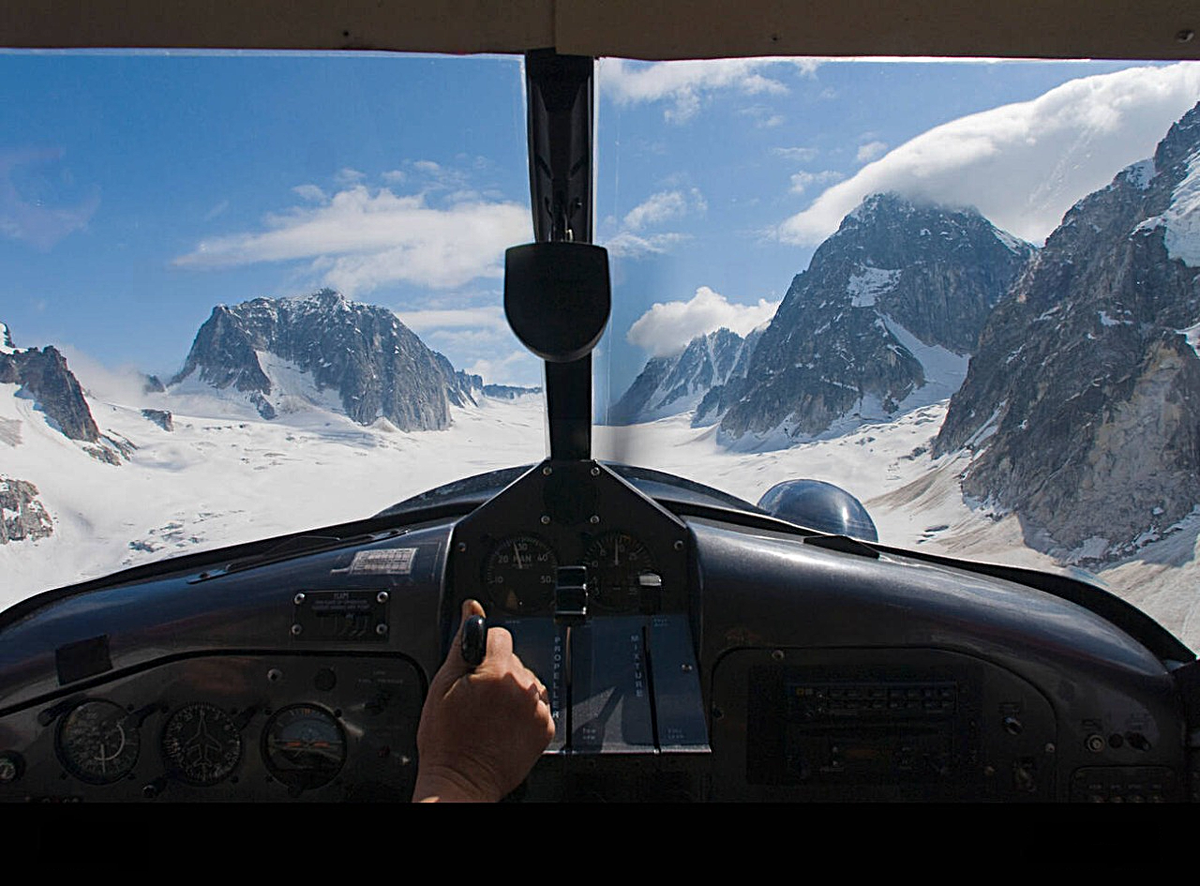 Десятки пилотов в месяц садятся по долинам вдоль гор. Это просто работа, где ты понимаешь риски. Или ошибаешься. 