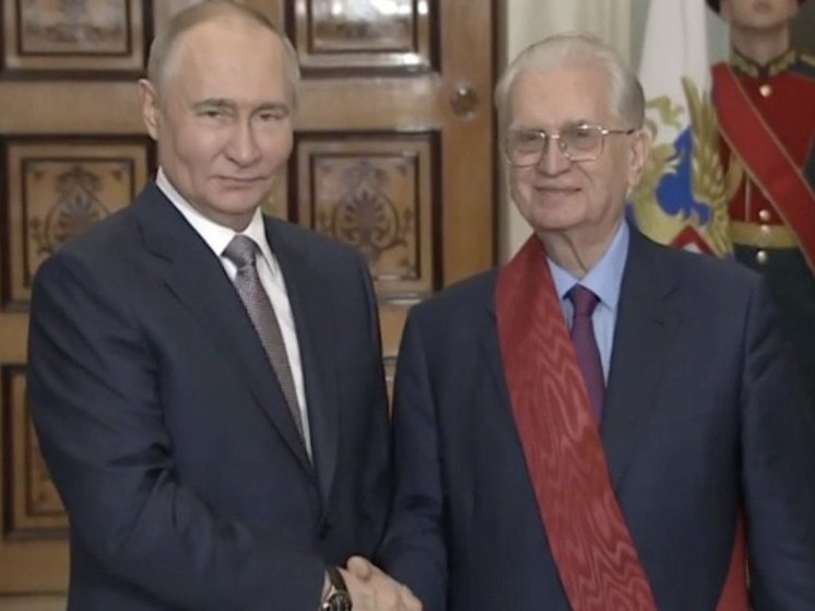     Глава государства провел встречу с директором музея Михаилом Пиотровским и вручил ему орден «За заслуги перед Отечеством» I степени. Фото: пресс-служба Кремля