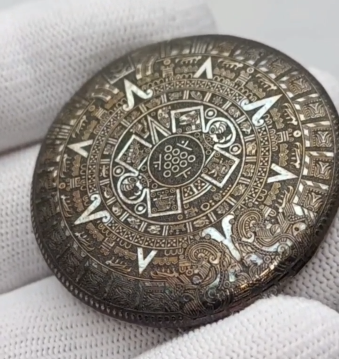 Монета - артефакт Белый огонь. Знаки Эрейзер, Белый огонь и цолькин (календарь майя). Титан.