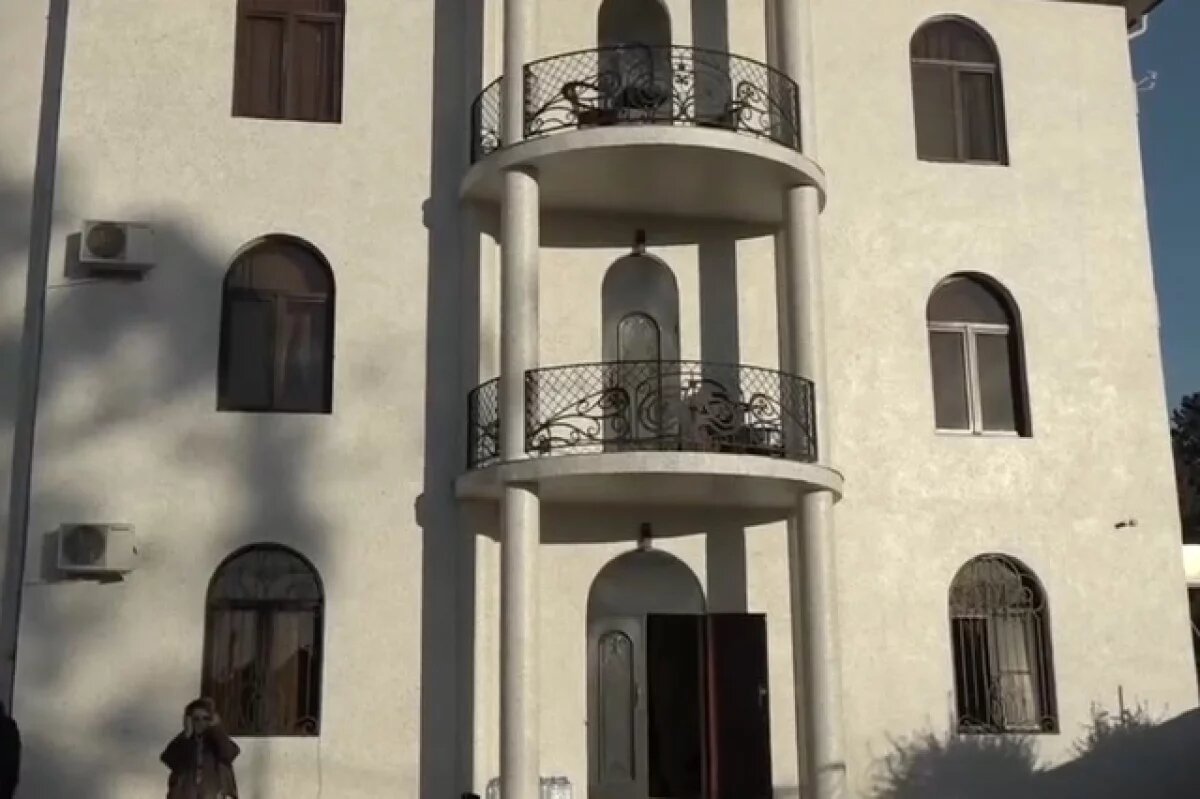    Неизвестные обстреляли дом экс-мэра Сухума Адгура Харазии