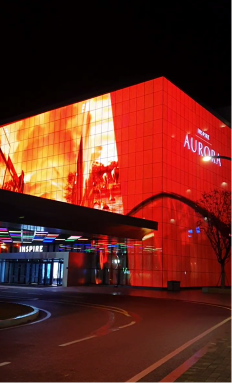 Вот так выглядит один из входов со стороны улицы