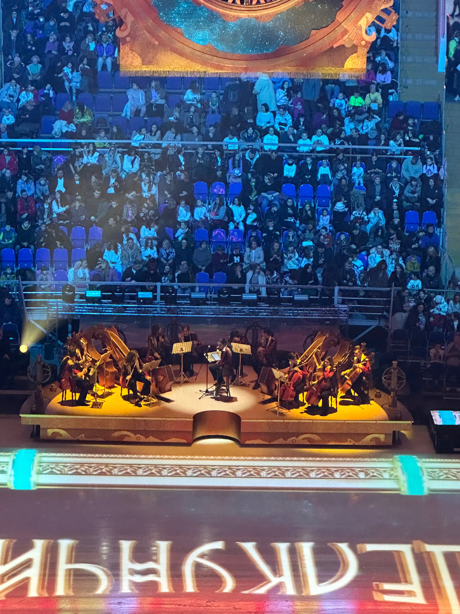 Часть оркестра- струнная.