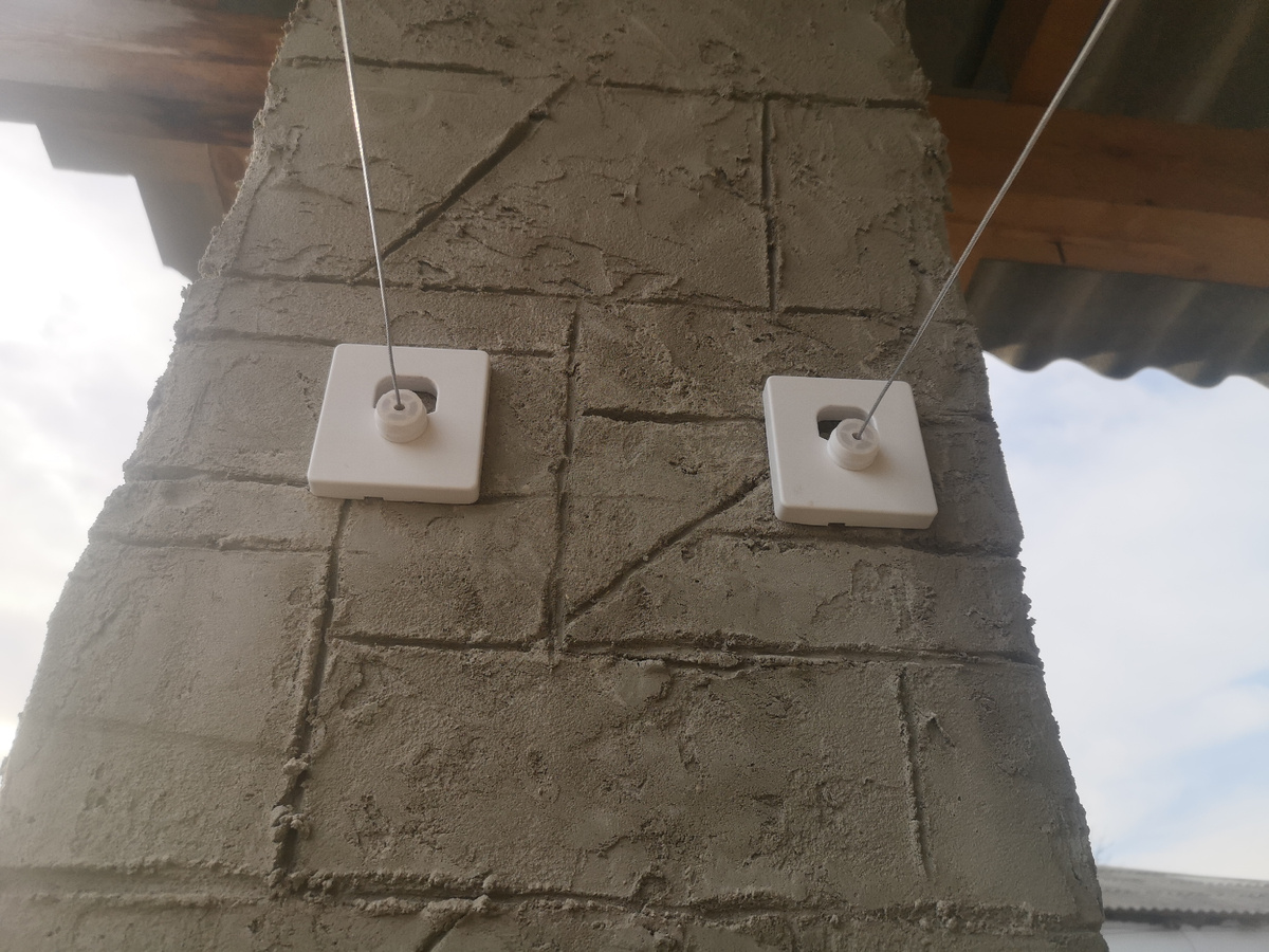 В эти пазы вставляются наконечники тросов, очень аккуратно и незаметно