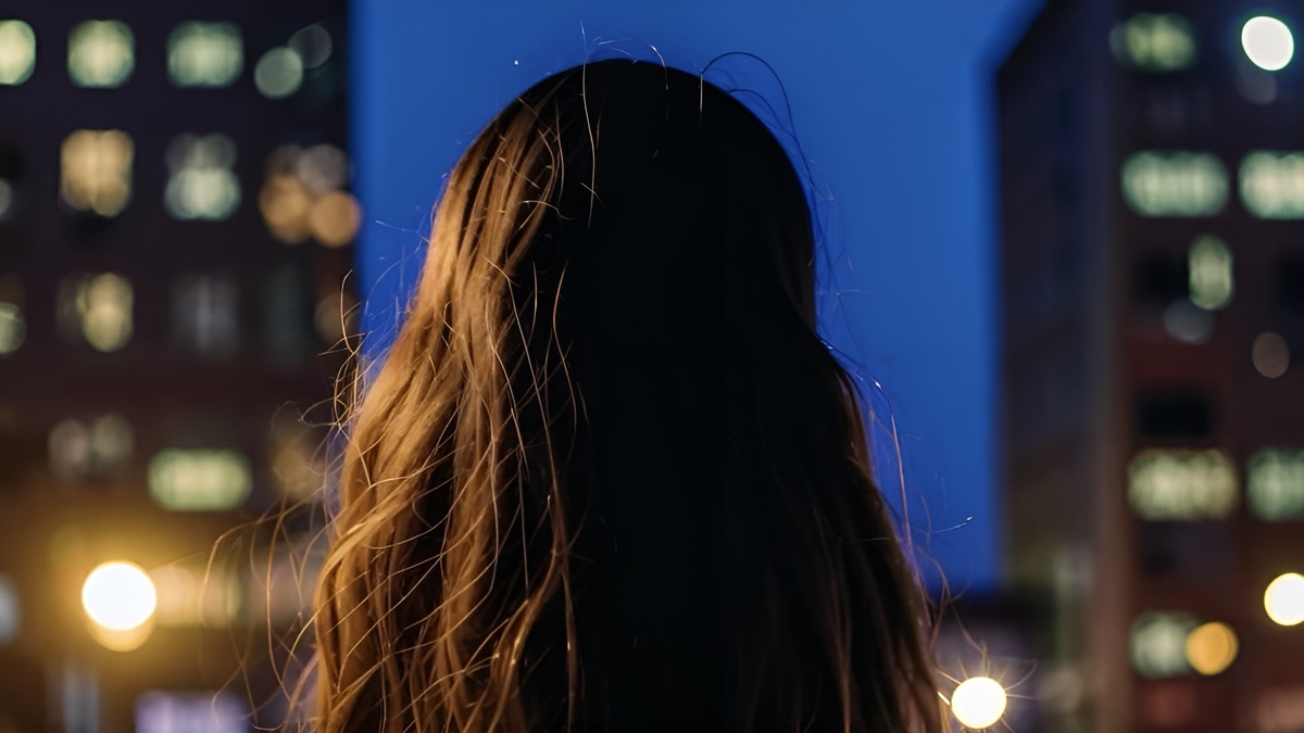 Девушка возвращалась домой поздно вечером.  Фото: Изображение сгенерировано нейросетью Kandinsky 2.2