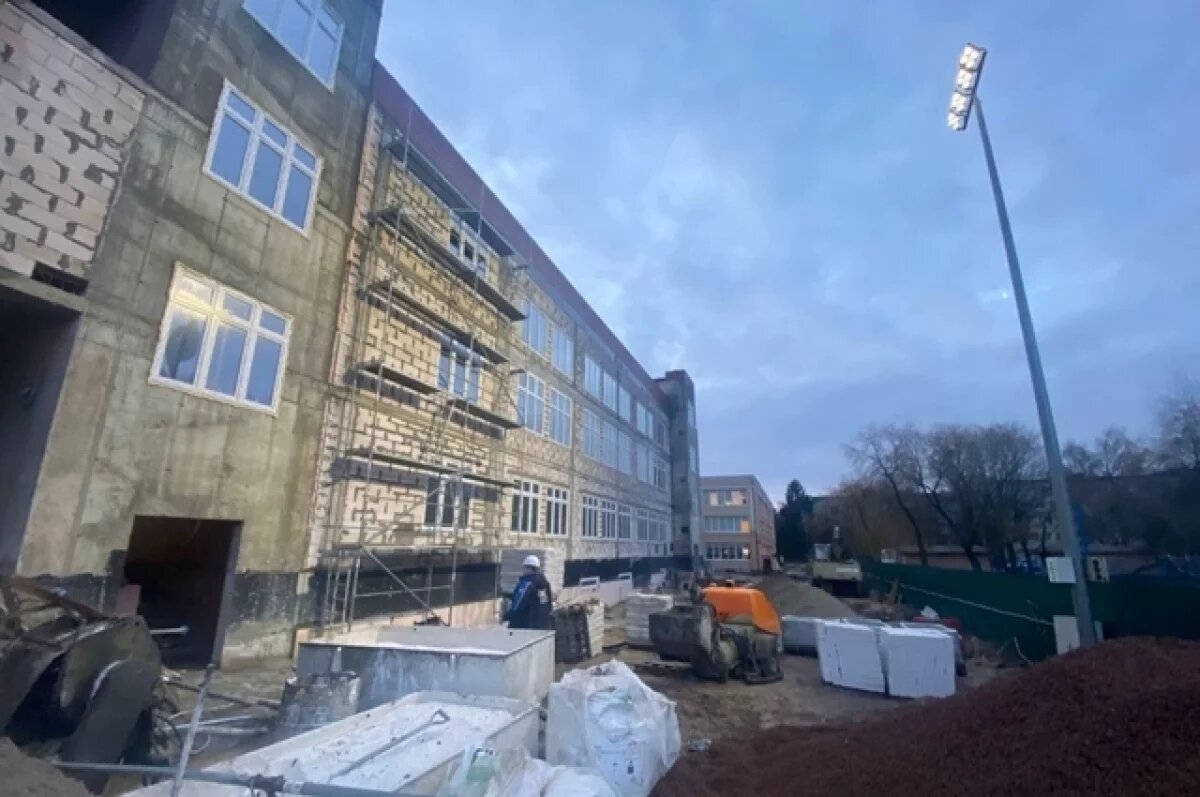    В Светлогорске на стройке упавшая балка зацепила троих рабочих