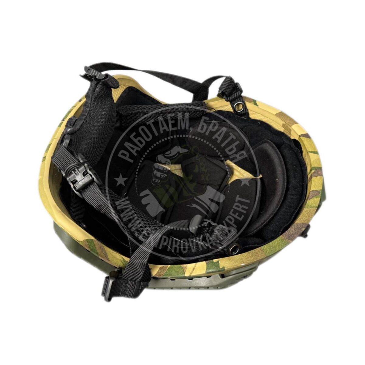 Шлем оборудован подвесной системой Teаm Wendy (подгоняется индивидуально), боковыми планками (рельсами), шраудом, подтулейными подпорами (подушками)